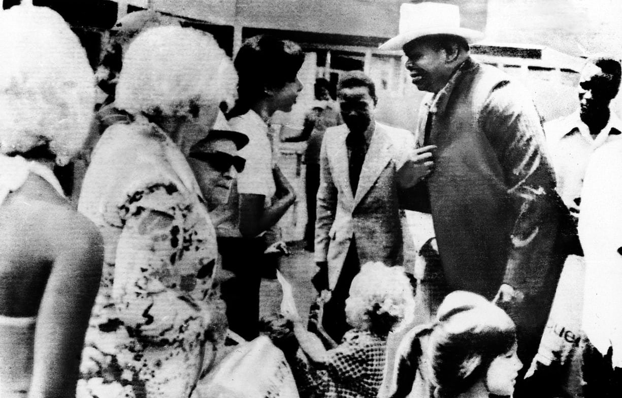  Idi Amin talks to hostages
